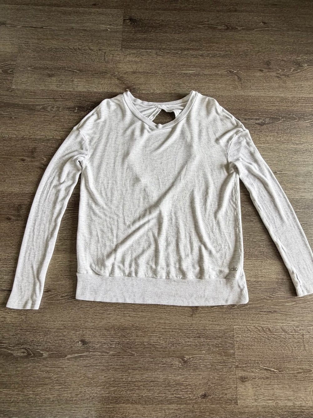 ALO Yoga Cream Long-Sleeve Twist-Back Pullover
